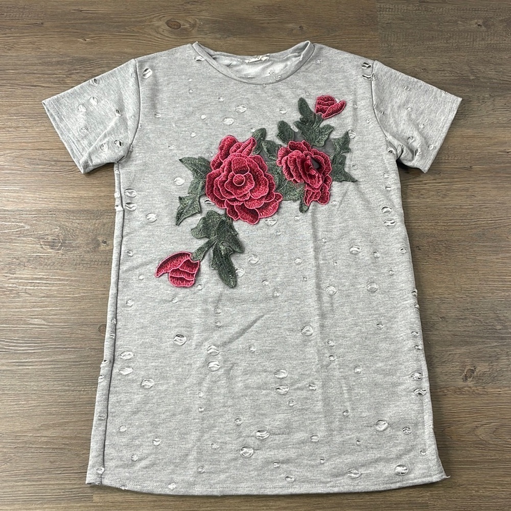 Local Lab Women’s Grey Distressed Embroidered 3D Floral Top, size medium